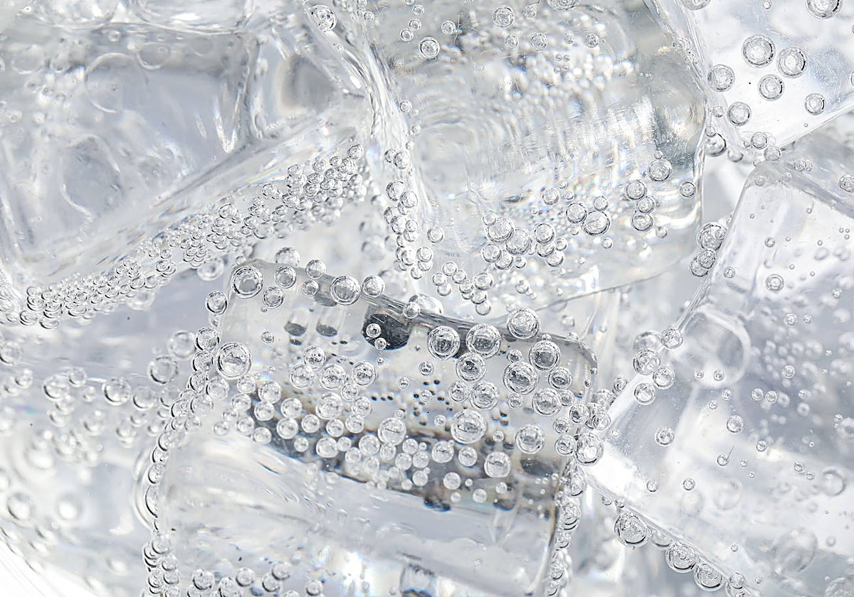 ¿Es una alternativa saludable beber agua con gas? Esto dice la ciencia