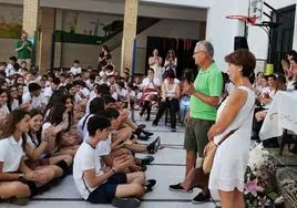 Así despidieron los alumnos de las Esclavas de Sevilla al quiosquero tras casi cincuenta años «endulzándoles» la vida