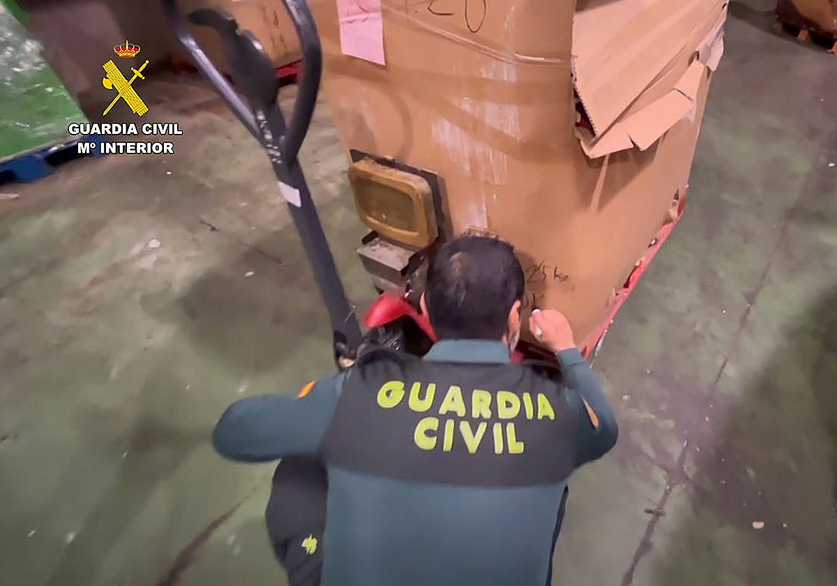 Un agente de la Guardia Civil en otra operación