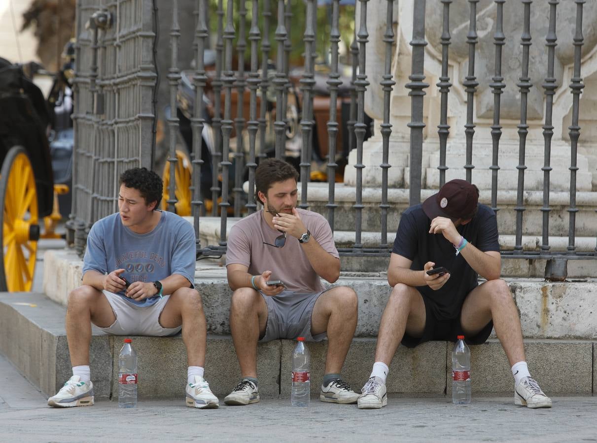 En el centro de Sevilla solo podían verse a algunos valientes turistas que desafiaban el calor