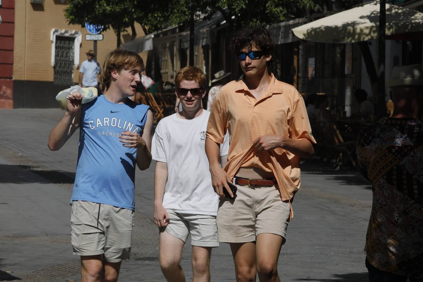 En el centro de Sevilla solo podían verse a algunos valientes turistas que desafiaban el calor
