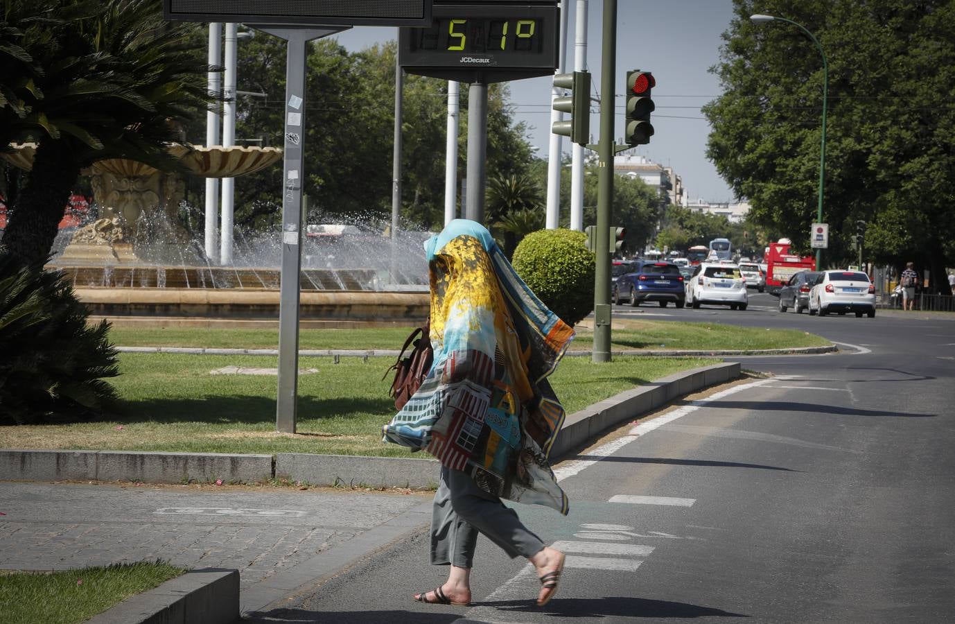 En el centro de Sevilla solo podían verse a algunos valientes turistas que desafiaban el calor