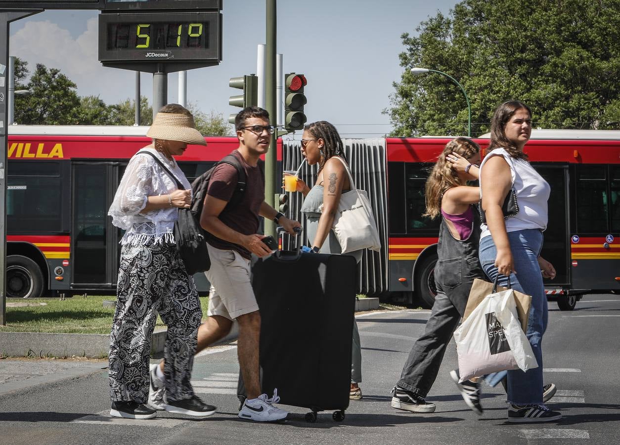 En el centro de Sevilla solo podían verse a algunos valientes turistas que desafiaban el calor