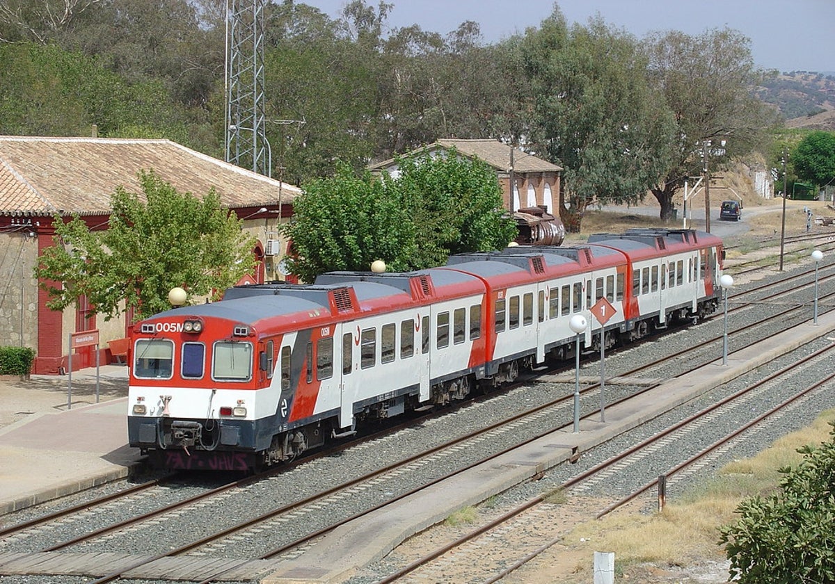 Un tren en la estación de Villanueva del Río y Minas