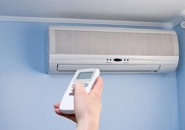 ¿Cuánto cuesta poner el aire acondicionado en plena ola de calor con el precio de la luz de hoy?