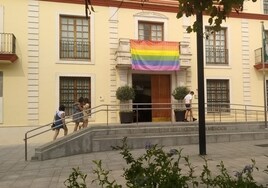 Vox rechaza la bandera LGTBI en el Ayuntamiento de Bollullos y la considera «simbología excluyente»