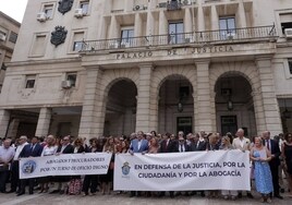 La concentración de protesta de los abogados de Sevilla por la parálisis de la Justicia, en imágenes