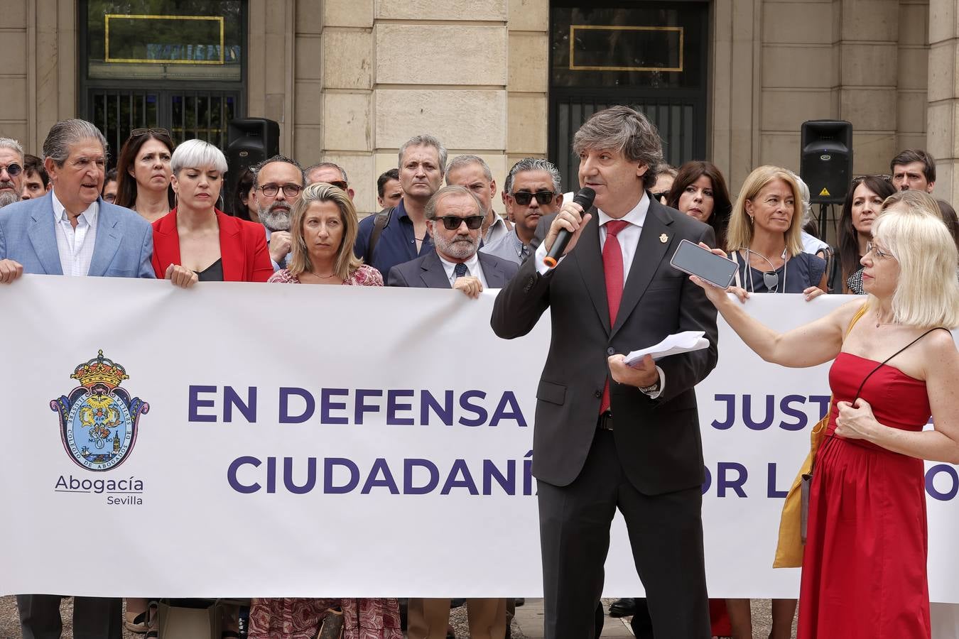 Concentración de protesta de los abogados y procuradores de Sevilla por la parálisis de la Justicia