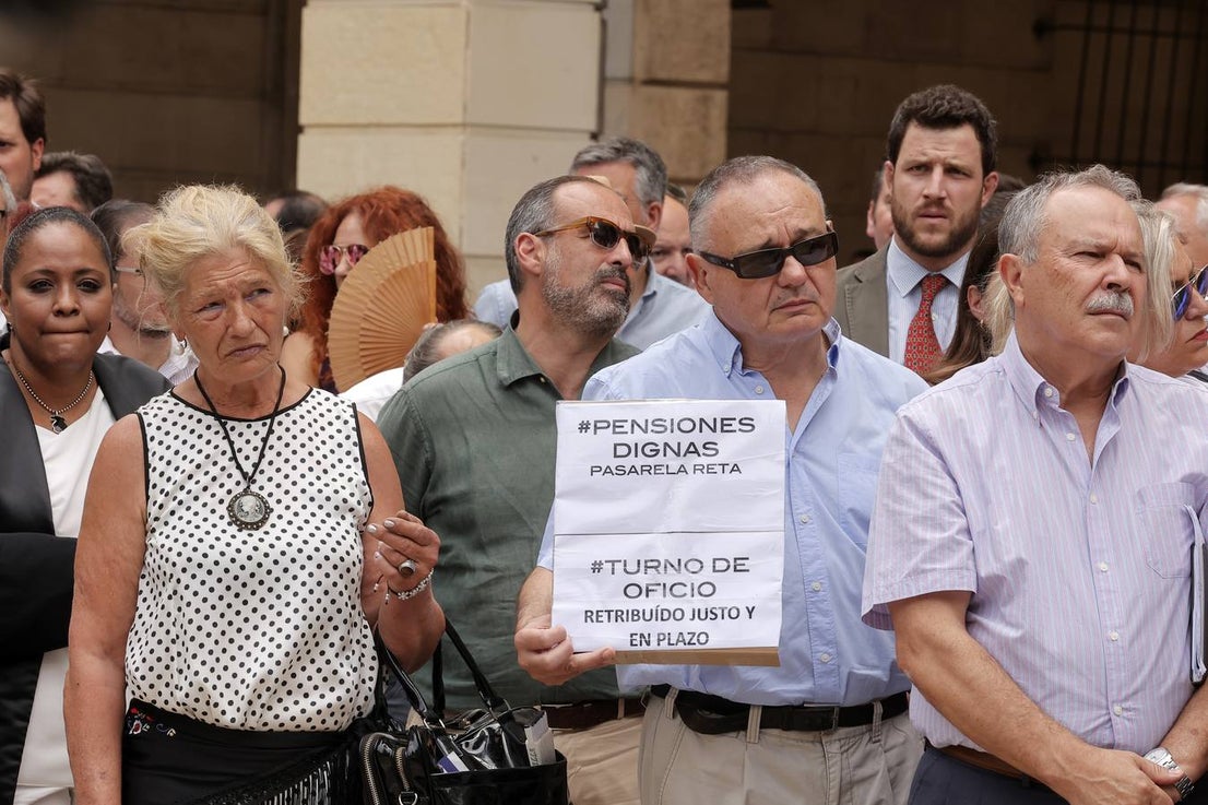 La concentración de protesta de los abogados de Sevilla por la ...