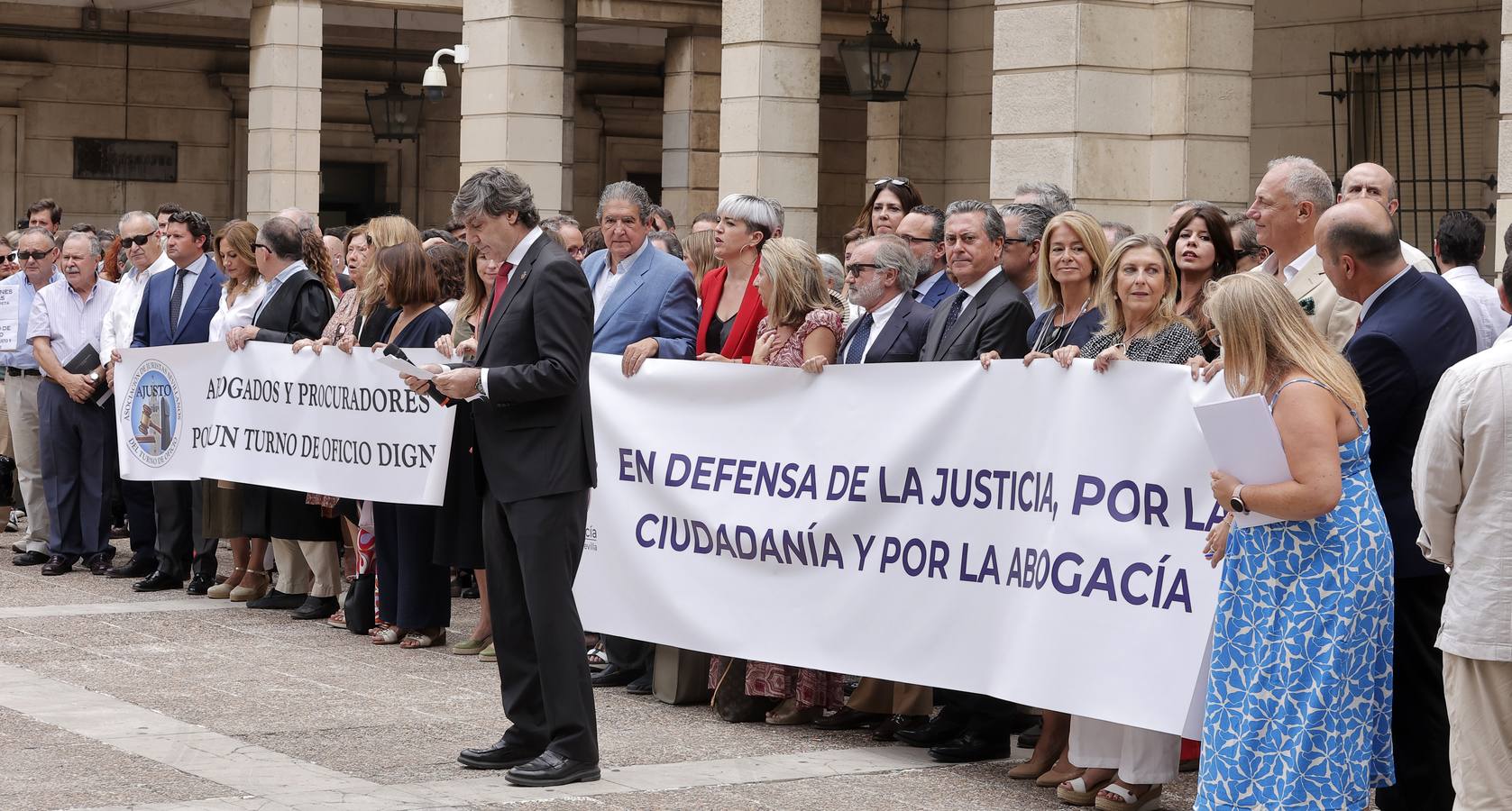 Concentración de protesta de los abogados y procuradores de Sevilla por la parálisis de la Justicia