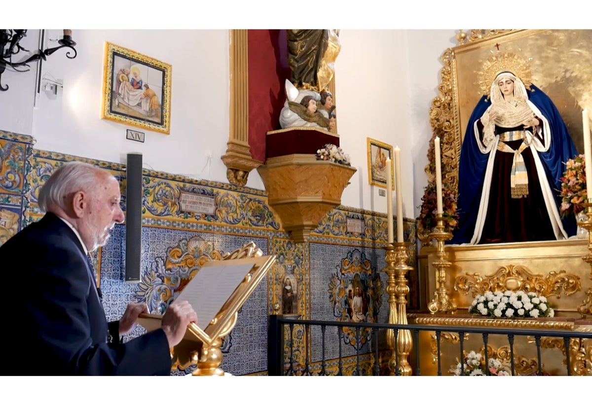 Alfredo Flores leyendo de nuevo el pregón en la Parroquia de San Gonzalo 40 años después de pronunciarlo en el Lope de Vega