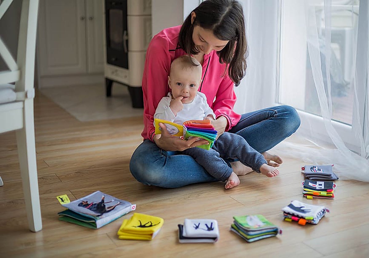 Imagen de archivo de una madre junto a su hijo en casa