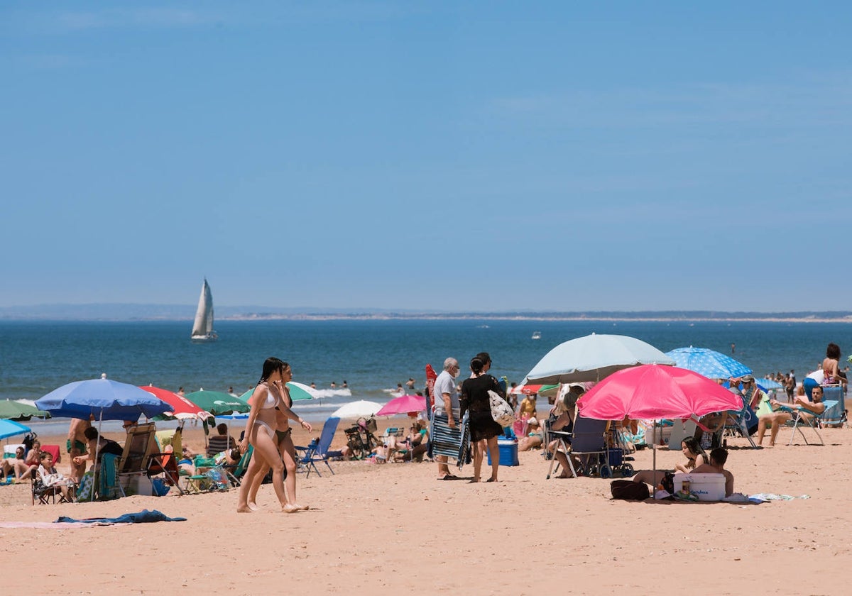Personas disfrutando de un día de playa en la provincia de Huelva