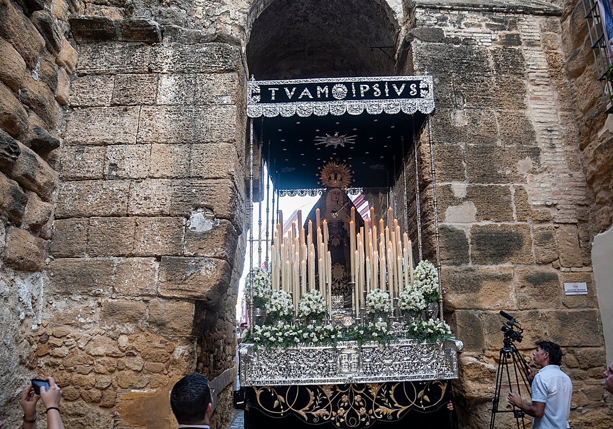 La Virgen de los Dolores del Silencio en la Puerta de Sevilla