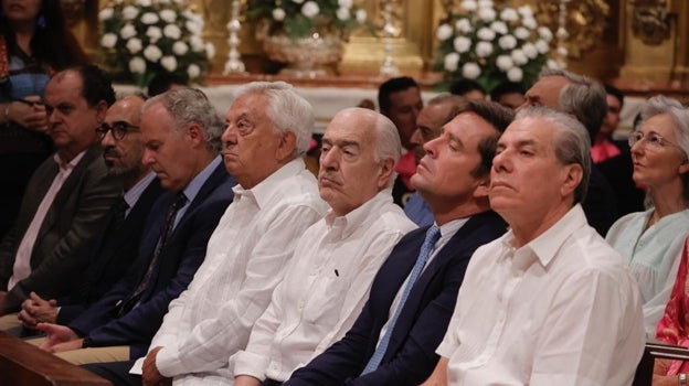 Andrés Pastrana, quien fuera presidente de Colombia, entre el teniente de hermano mayor, Eduardo Dávila Miura, y el presidente de la Cámara de Comercio de Sevilla, Francisco Herrero