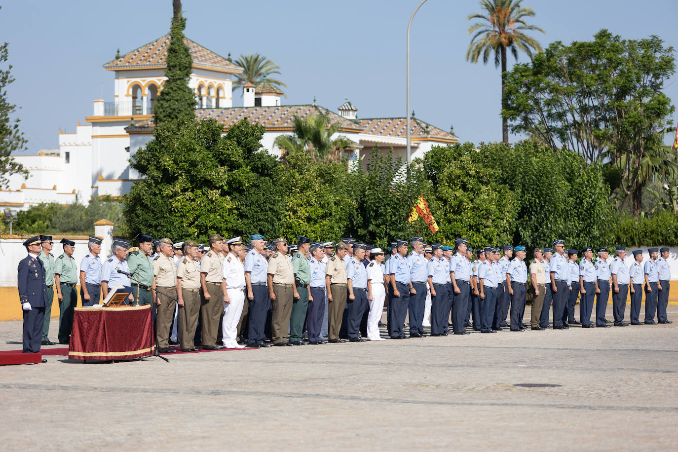 La ceremonia castrense con motivo del relevo del Jefe del Acuartelamiento Aéreo de Tablada