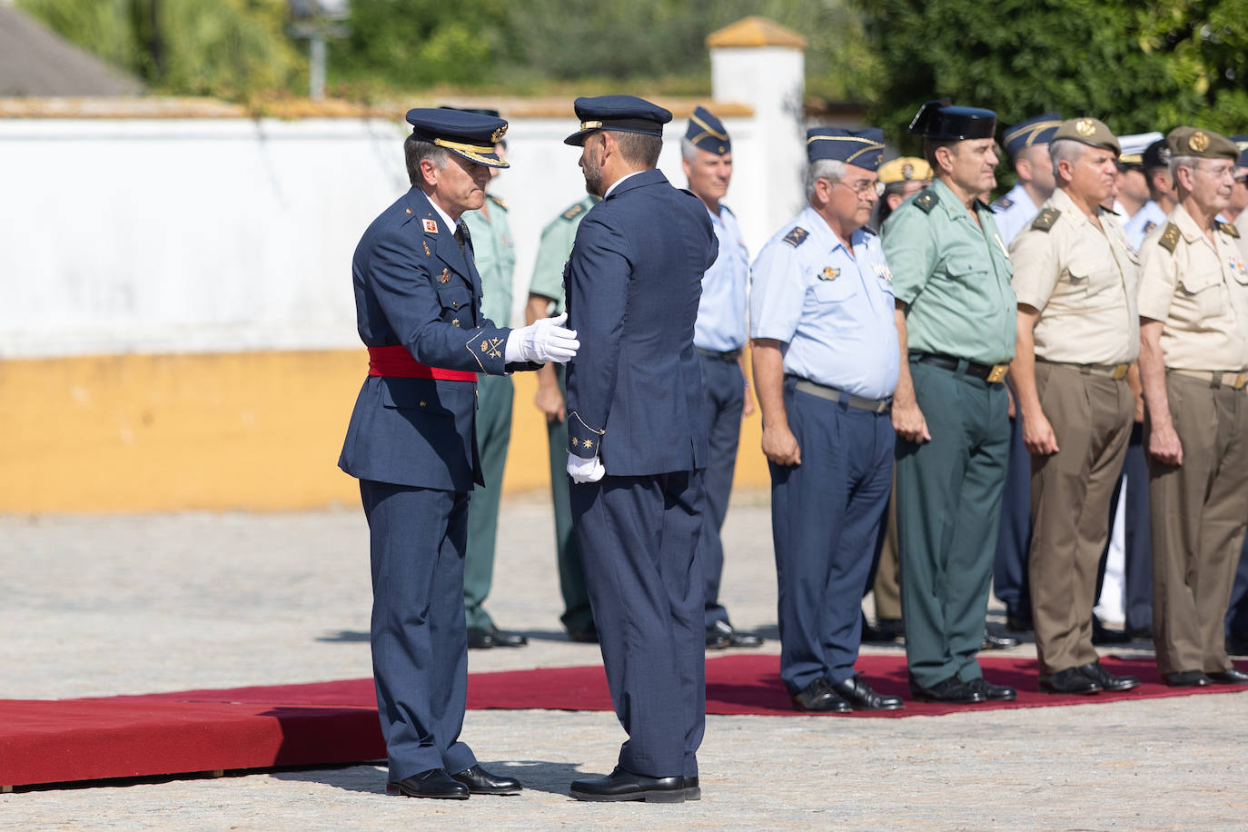 La ceremonia castrense con motivo del relevo del Jefe del Acuartelamiento Aéreo de Tablada