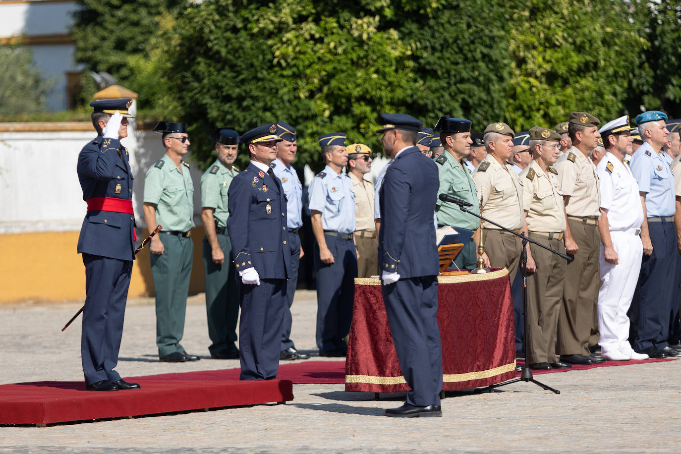 La ceremonia castrense con motivo del relevo del Jefe del Acuartelamiento Aéreo de Tablada