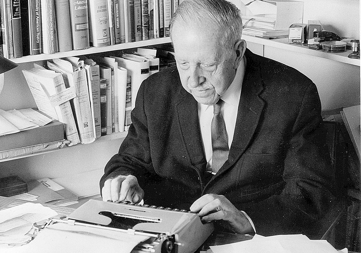 Américo Castro trabajando en su despacho, con una máquina de escribir