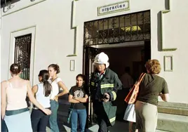 Los bomberos sofocan un incendio en la clínica Santa Isabel de Sevilla «sin lamentar heridos ni desalojos»