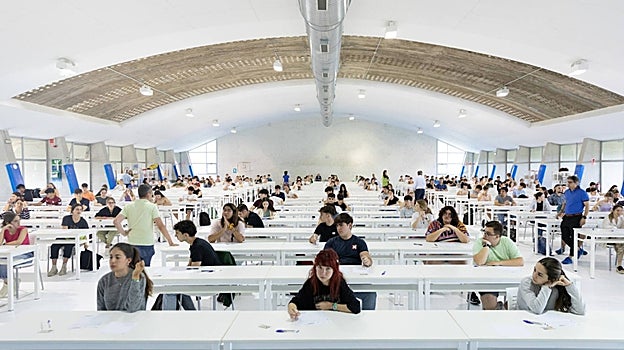 Estudiantes examinándose de la convocatoria ordinaria de Selectividad en la Universidad Pablo de Olavide de Sevilla