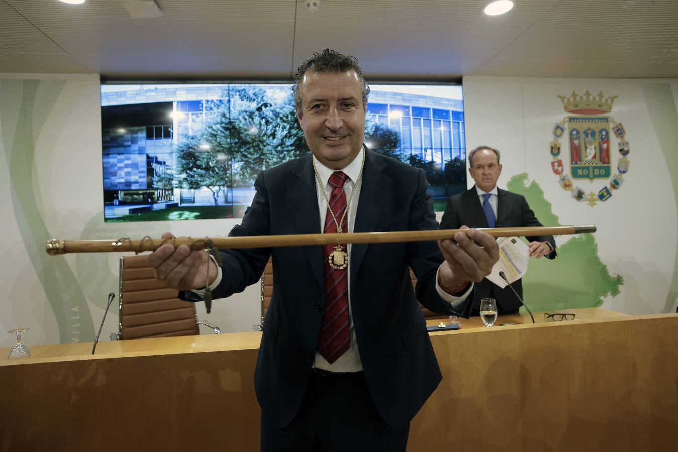 Momento en el que el socialista Javier Férnandez es investido nuevo presidente de la Diputación de Sevilla para los próximos cuatro años