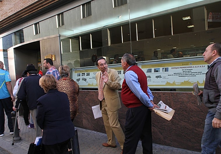 Cola para presentar la solicitud de una vivienda en la sede de Emvisesa de Nuevo Amate