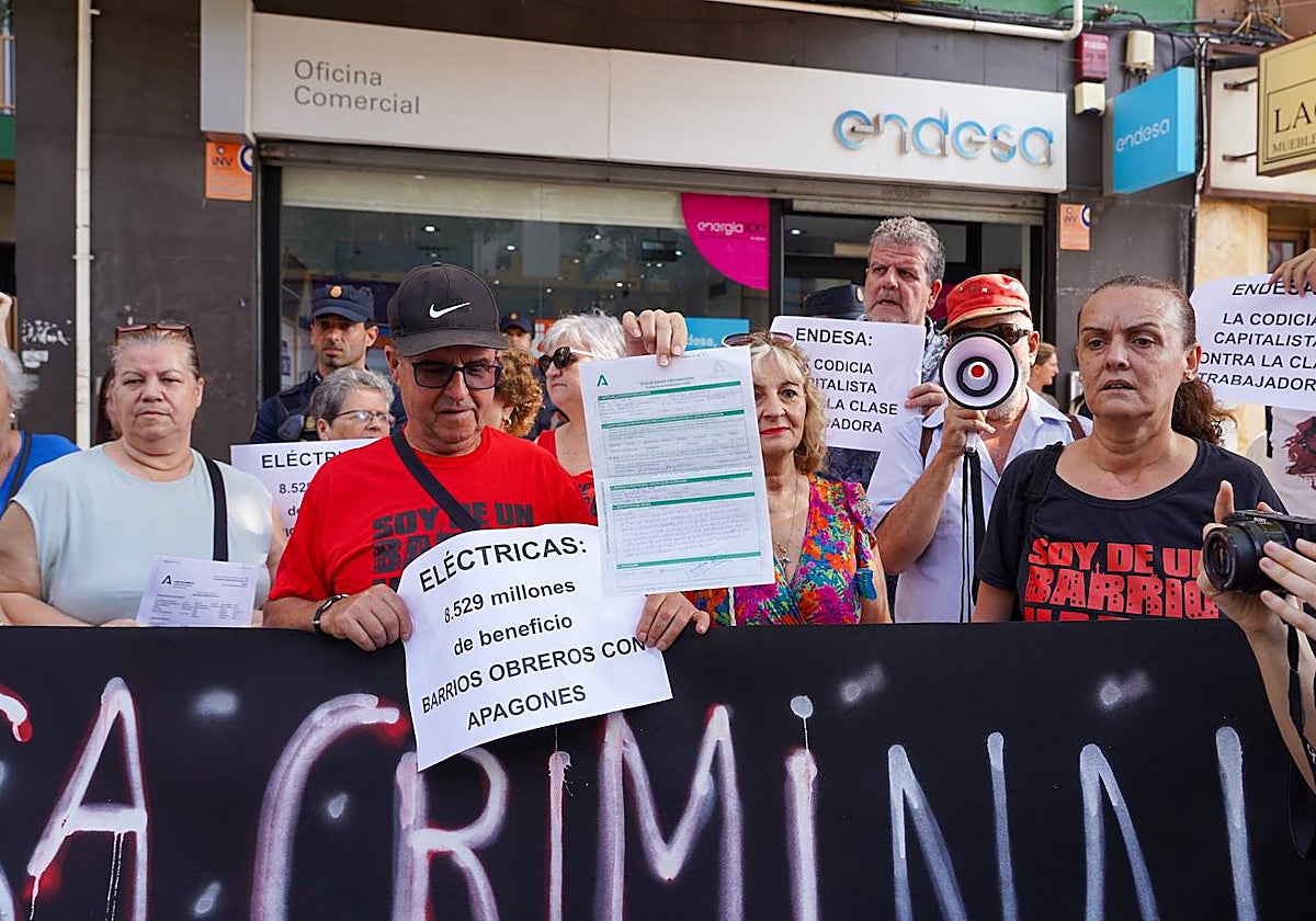 Última concentración de vecinos frente a una oficina de Endesa en Sevilla