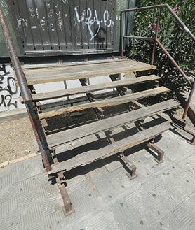 Imagen secundaria 2 - La discoteca Bandalai se ha llevado años abandonada, como lo están también las caracolas de los jardines, que deben ser demolidas, y cuyos accesos están en un estado lamentable