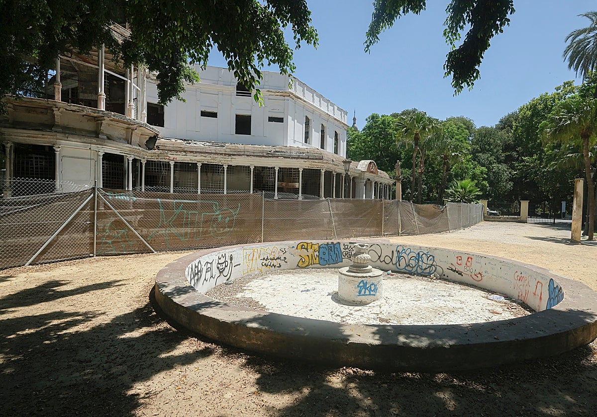 El estado de la fuente junto al edificio semiderruido que fue antaño la discoteca Bandalai, en el entorno del Casino