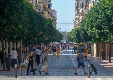 Imagen secundaria 1 - La calle Asunción, pese a la peatonalización, conserva comercios tradicionales pero se han hecho compatibles con grandes firmas y con numerosas cafeterías