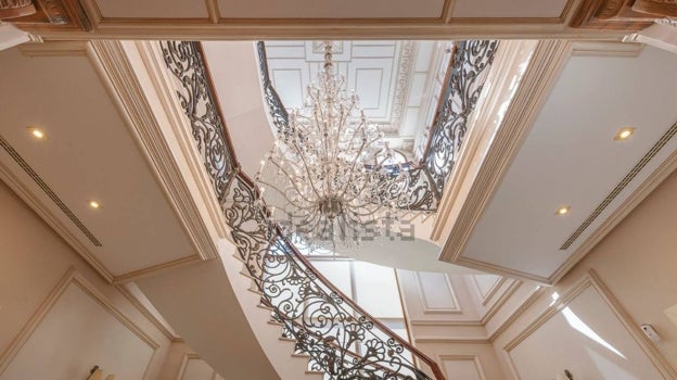 Escalera que parte de la entrada de la vivienda
