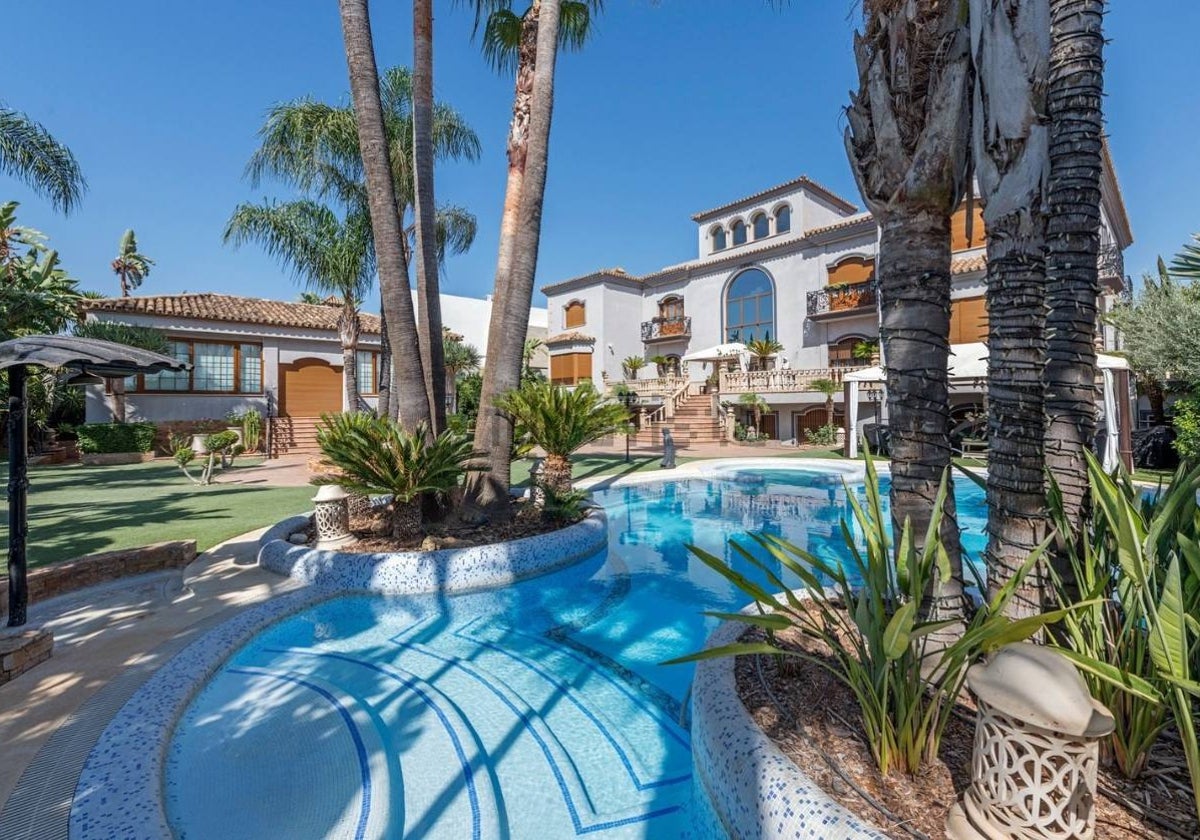 Piscina y zonas ajardinadas del chalet en Bormujos