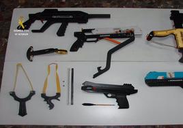 La Guardia Civil interviene pistolas-ballesta de fabricación casera en Marchena para su venta por internet