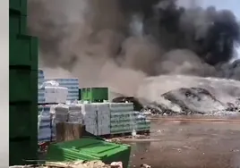 Se reaviva el incendio de la planta de reciclaje de Alcalá una semana después