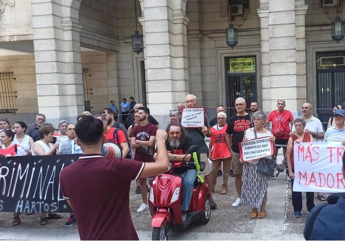 Los afectados se han concentrado este jueves frente a la puerta de los juzgados de Sevilla