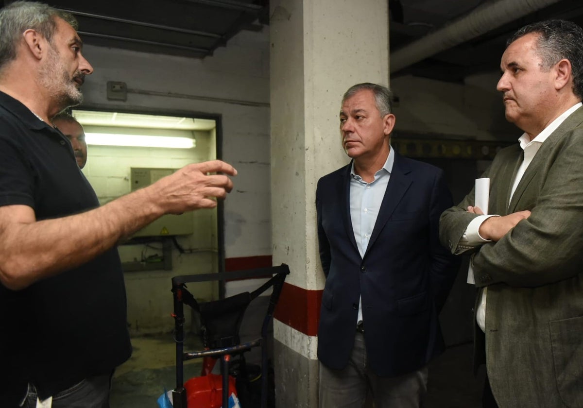 El alcalde, José Luis Sanz, visitando las obras en los ascensores