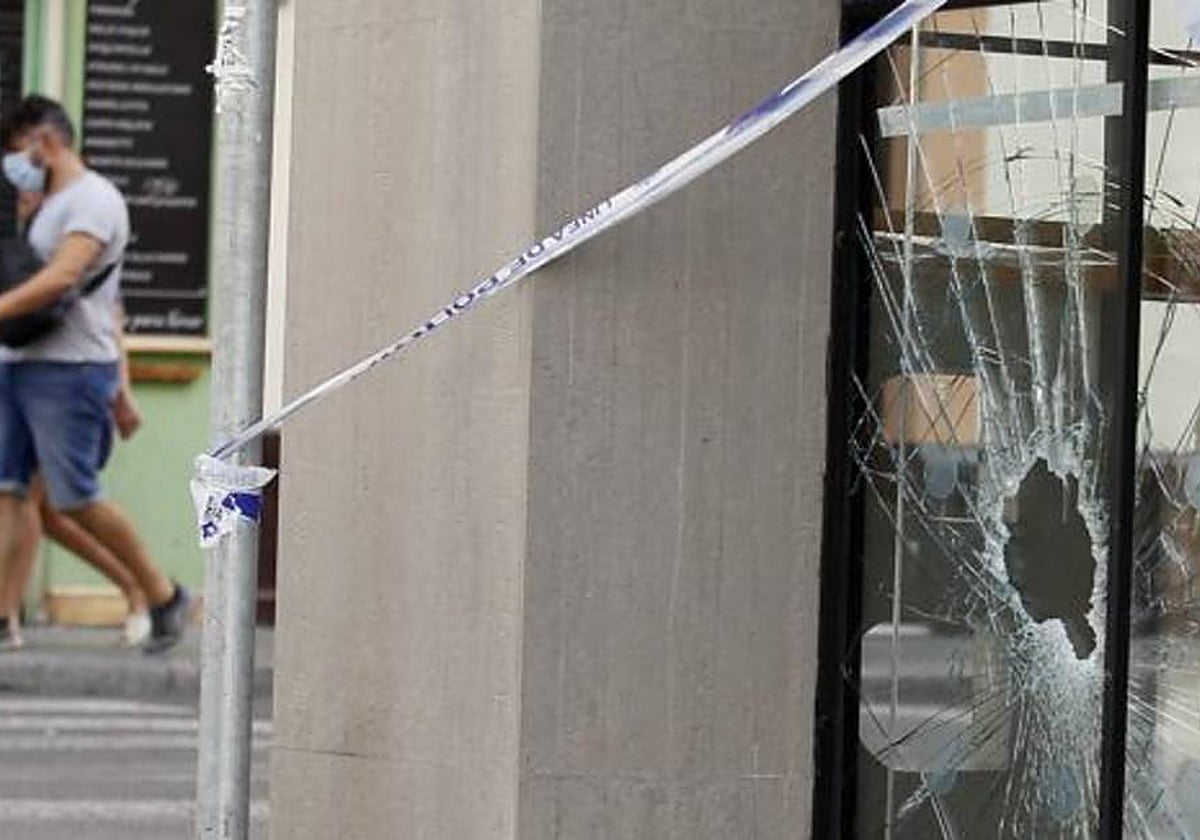 Escaparate destrozado en un comercio del centro de Sevilla donde entraron a robar