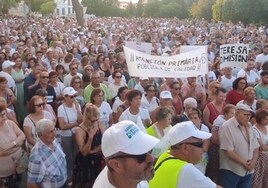 Amplia concentración en protesta del «colapso» y la «falta de médicos» en la Sierra Sur de Sevilla