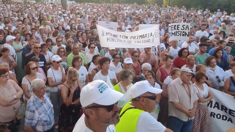 Amplia concentración en protesta del «colapso» y la «falta de médicos» en la Sierra Sur de Sevilla