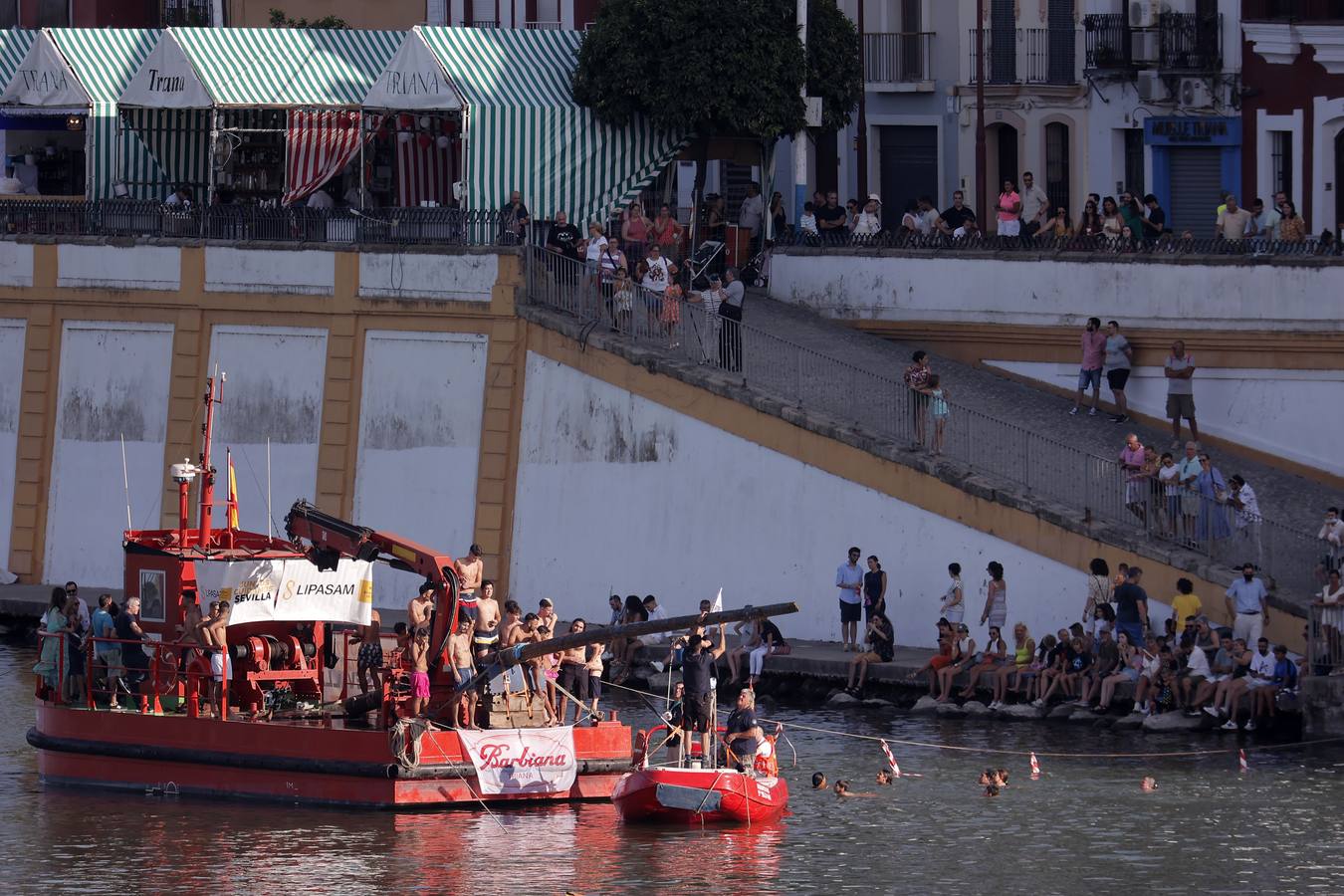 Tradicional cucaña de la Velá de Santa Ana en el barrio de Triana 