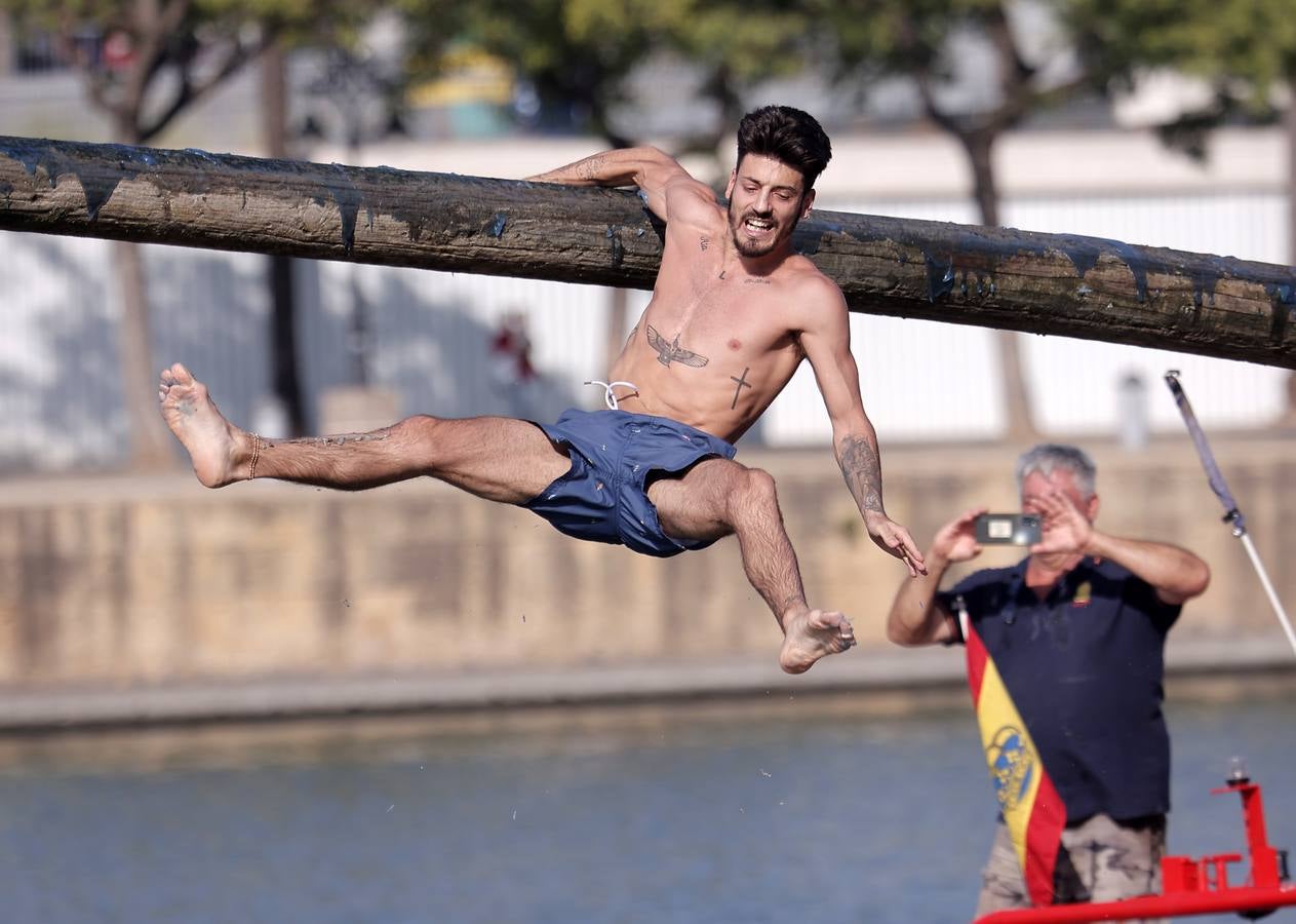 Tradicional cucaña de la Velá de Santa Ana en el barrio de Triana 