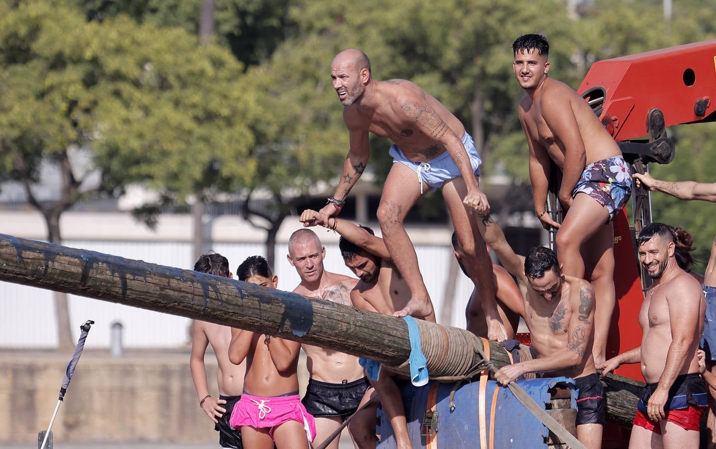 Tradicional cucaña de la Velá de Santa Ana en el barrio de Triana 