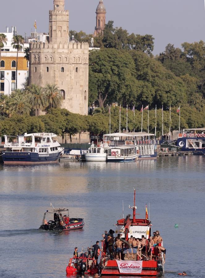 Tradicional cucaña de la Velá de Santa Ana en el barrio de Triana 