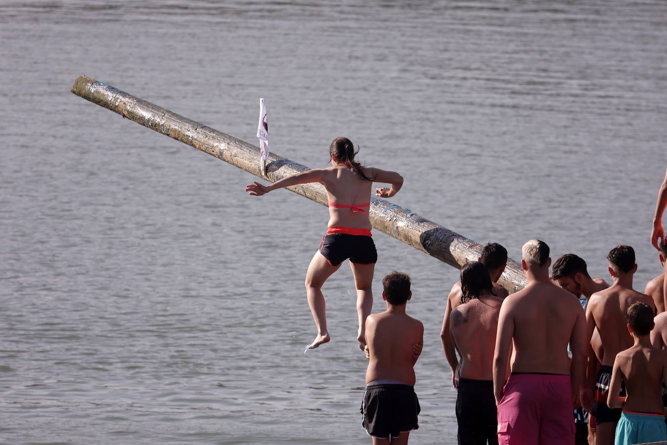 Tradicional cucaña de la Velá de Santa Ana en el barrio de Triana 