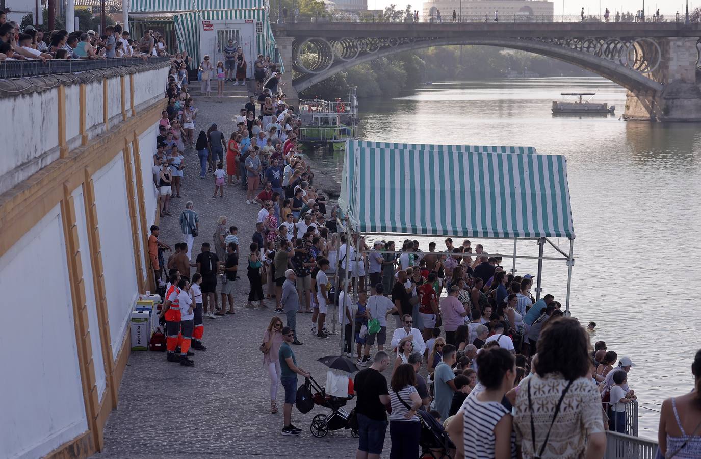 Tradicional cucaña de la Velá de Santa Ana en el barrio de Triana 