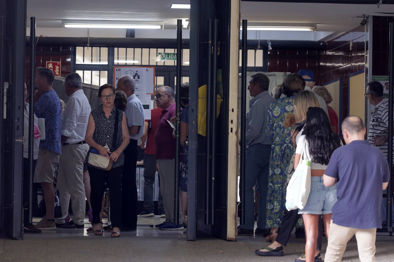 Ambiente electoral en los colegios de Sevilla durante la jornada del 23J
