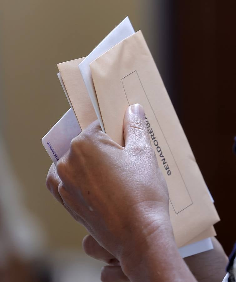 Ambiente electoral en los colegios de Sevilla durante la jornada del 23J