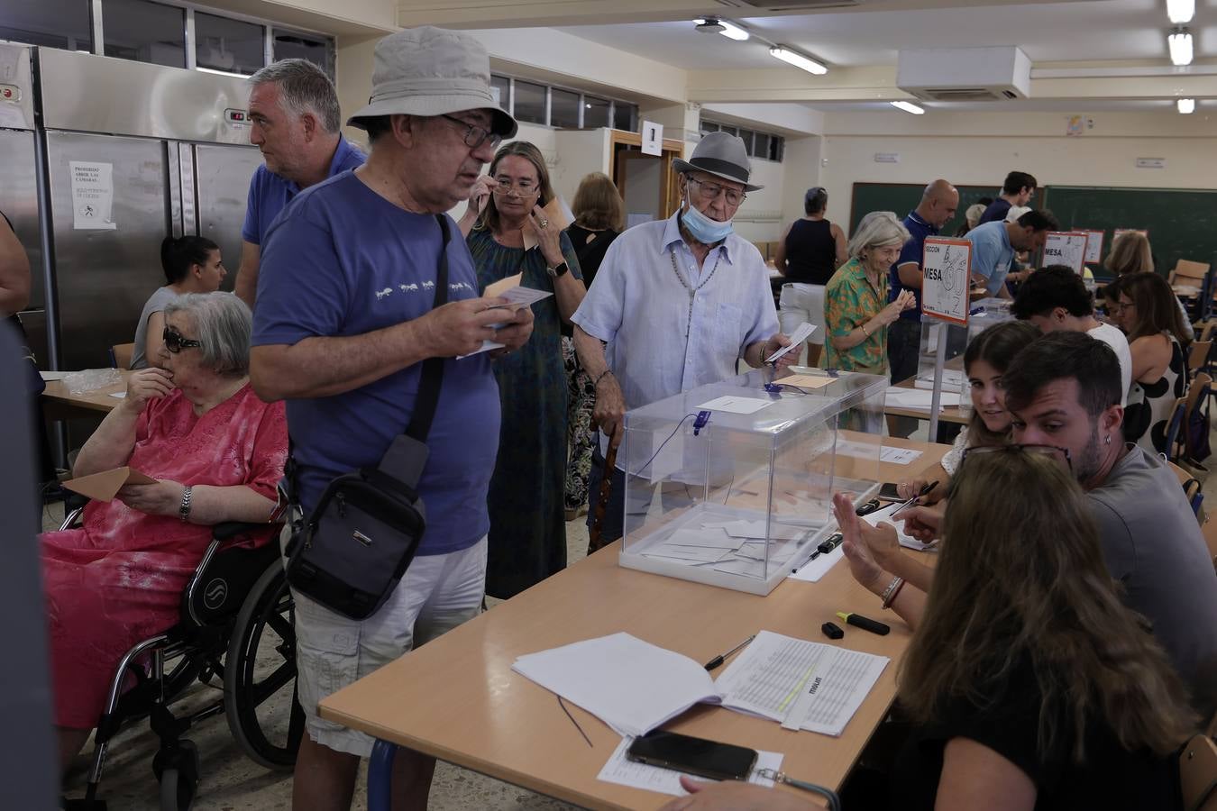 Ambiente electoral en los colegios de Sevilla durante la jornada del 23J