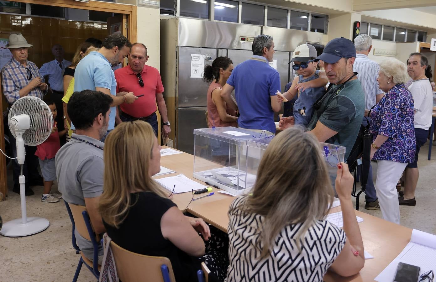 Ambiente electoral en los colegios de Sevilla durante la jornada del 23J
